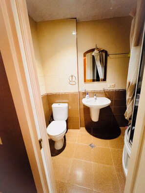 Douche, sèche-cheveux, serviettes fournies, savon