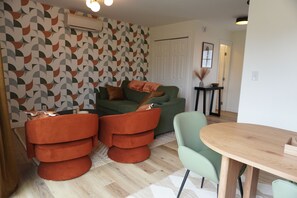 Living area - Walkability, centrally located, dog friendly (Redmond)