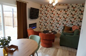 Unclassified image, 5 of 26, button - Walkability, centrally located, dog friendly (Redmond)