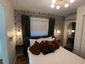 Unclassified image, 4 of 26, button - Walkability, centrally located, dog friendly (Redmond)