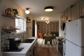 Private kitchen - Walkability, centrally located, dog friendly (Redmond)