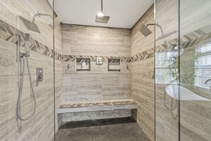 Toallas, jabón, shampoo, papel higiénico