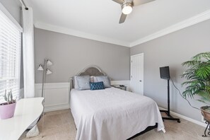 Escritorio, tabla de planchar con plancha, wifi gratis y ropa de cama 