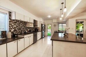 Private kitchen - Aruba Villa Mini Golf Pool Fire Pit (Ojus)