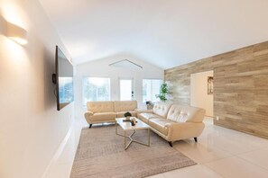 Comfort Room | Living area - Aruba Villa Mini Golf Pool Fire Pit (Ojus)