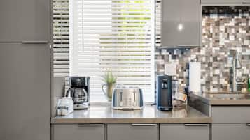 Comfort Room | Coffee and/or coffee maker