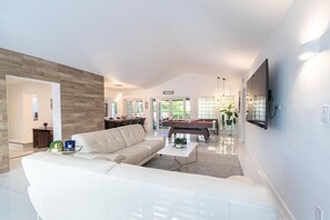 Comfort Room | Living area - Aruba Villa Mini Golf Pool Fire Pit (Ojus)