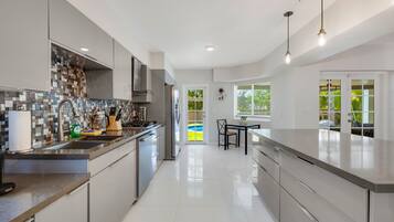 Comfort Room | Private kitchen | Blender, cleaning supplies