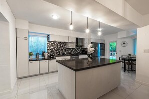 Comfort Room | Private kitchen - Aruba Villa Mini Golf Pool Fire Pit (Ojus)