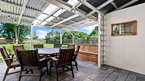 Outdoor dining - Hideaway in Howard - Beautiful! (Howard)