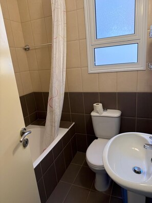 Hair dryer, towels, soap, toilet paper - 2-bedroom apartment in marvelous Chlorakas with AC and comfort (Chlorakas)