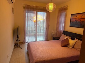 2 bedrooms, iron/ironing board, WiFi, bed sheets - 2-bedroom apartment in marvelous Chlorakas with AC and comfort (Chlorakas)