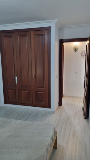 1 bedroom, WiFi, bed sheets - SUMMER/WINTER SEASONAL RENTAL - Large 1-bedroom apartment 5 minutes from the beach (La Camella)