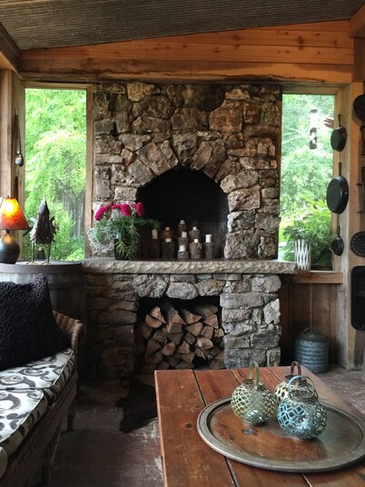 The Dairy Barn--A Family Friendly Cabin That Sleeps 12! Pets Allowed!