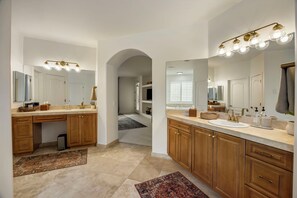 Baignoire à jets, sèche-cheveux, serviettes fournies, savon