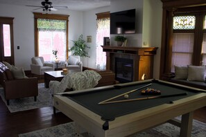 Living area - 5BR Riverfront-PoolTable-Large Yard in Auburn near Emerson Park (Auburn)