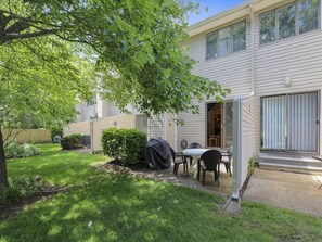 Outdoor dining - Coastal 2BR Condo w/ Pool Access | 2 Blks to Beach (Bethany Beach)