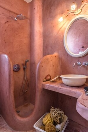 Een douche, een haardroger, handdoeken