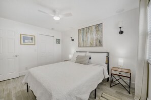 Room - Chic 2BR Apt Near EGAD & Beaches | Wifi + Parking (Melbourne)