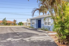 Exterior - Chic 2BR Apt Near EGAD & Beaches | Wifi + Parking (Melbourne)