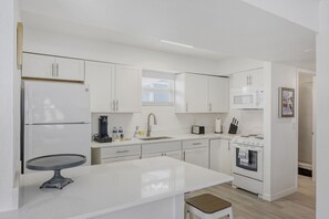 Private kitchen - Cozy 1BR Apt w/ Kitchenette | Near EGAD & Beaches (Melbourne)