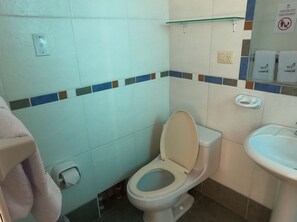 Shower, soap, toilet paper - Eco Bunnu Inn Santa Ana (Cusco)