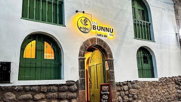 Vista frontal de la propiedad por la tarde o noche