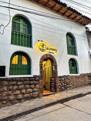 Fachada de la propiedad por la tarde o noche