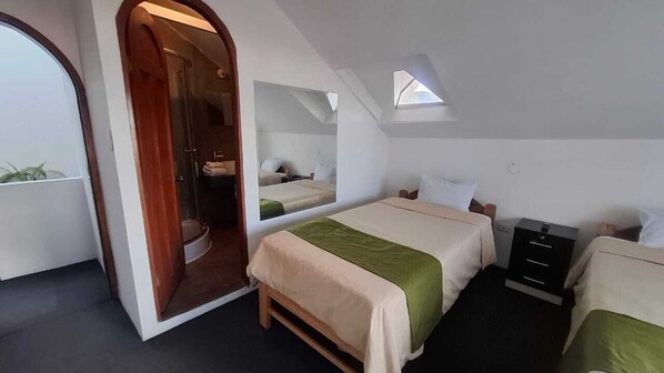 Desk, free WiFi - Eco Bunnu Inn Santa Ana (Cusco)