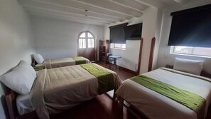 Desk, free WiFi - Eco Bunnu Inn Santa Ana (Cusco)
