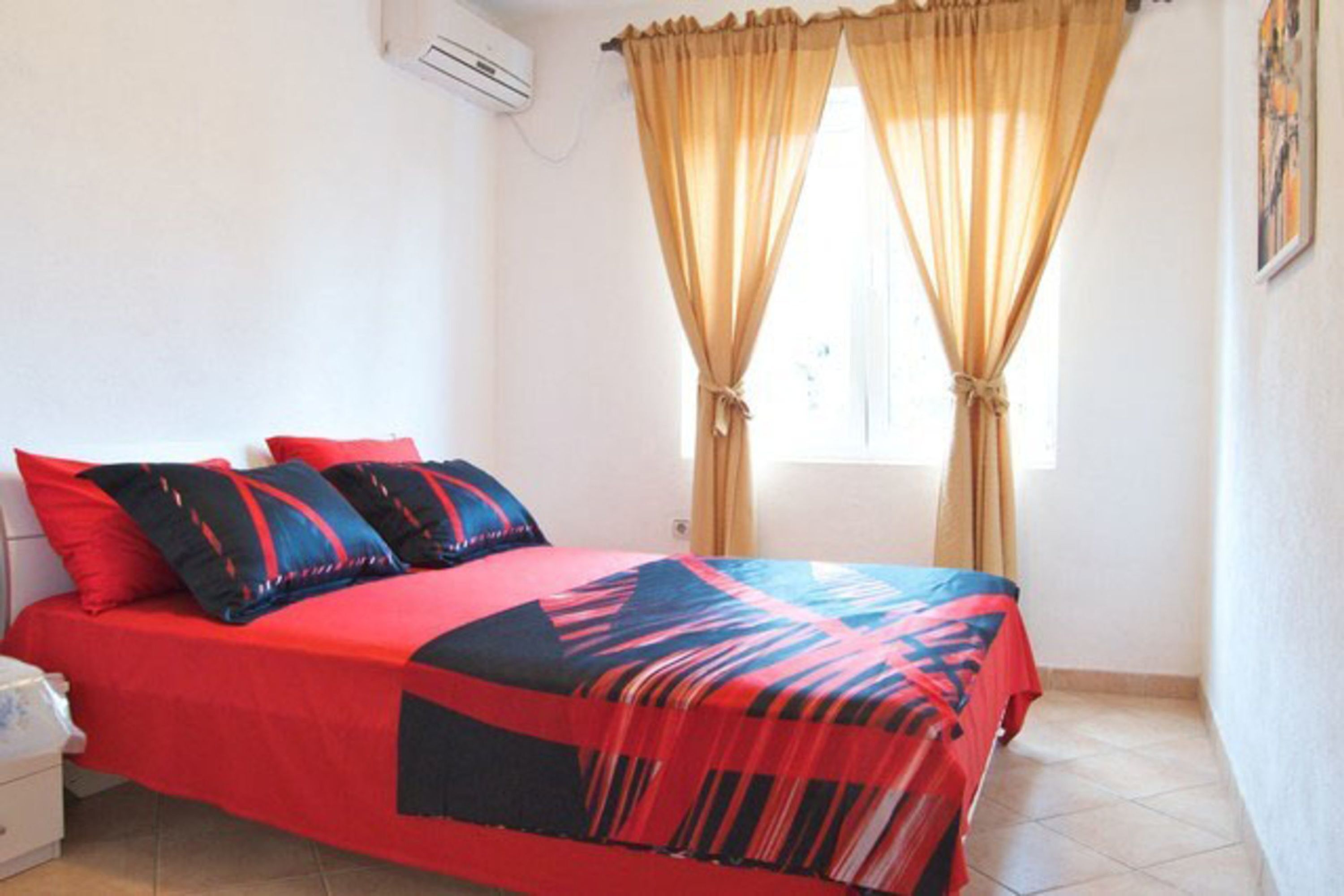 2 bedrooms, iron/ironing board, Internet, bed sheets