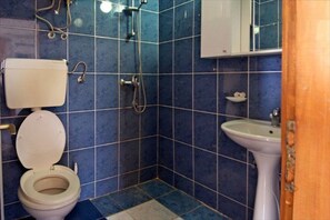 Shower, hair dryer, towels - One-Bedroom Apartment with Terrace (3-5 Adults) (Tivat)