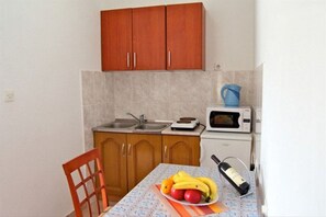 Fridge, stovetop - One-Bedroom Apartment with Terrace (3-5 Adults) (Tivat)