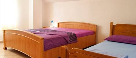 1 bedroom, bed sheets