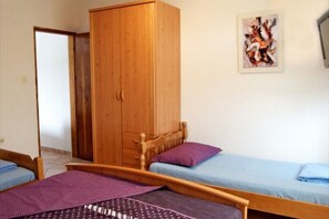 1 bedroom, bed sheets - One-Bedroom Apartment with Terrace (3-5 Adults) (Tivat)