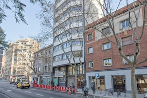 Exterior - TARRADELLAS_1, PARA 14 PERSONAS, muy cerca Estació de Sants, llegada tren aeropuerto, muy bien comunicado y rodeado de comercios y restaurants (Barcelona)