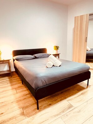 Desk, iron/ironing board, bed sheets - TARRADELLAS_1, PARA 14 PERSONAS, muy cerca Estació de Sants, llegada tren aeropuerto, muy bien comunicado y rodeado de comercios y restaurants (Barcelona)