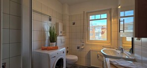 Shower, hair dryer - Beachfront, 2-room apartment on the 1st floor with WLAN (Graal-Müritz)