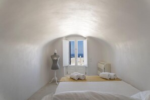 4 bedrooms, desk, iron/ironing board, travel cot - Oia Mansion - 4 Bedroom Luxury Villa In Santorini (Oía)