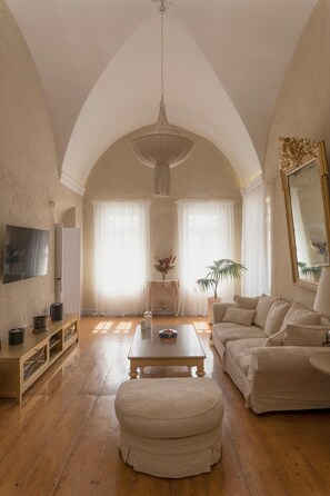 TV, video games, books, stereo - Oia Mansion - 4 Bedroom Luxury Villa In Santorini (Oía)