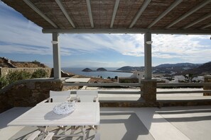 Outdoor dining - Luxury Apartment Harmony (Kalafatis)
