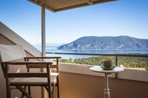 Outdoor dining - Villa Serenity sleeps 9! (Matsoukata)