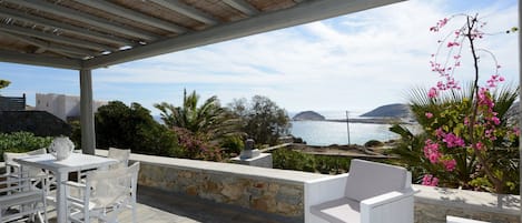 屋外ダイニングエリア