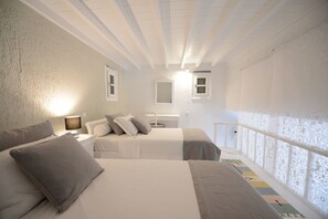 4 bedrooms, iron/ironing board, travel cot, free WiFi - Villa Lia/private lounge area, sea view (Kalafatis)