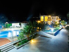 Pool - Glyfada       Villas (Paralio Astros)