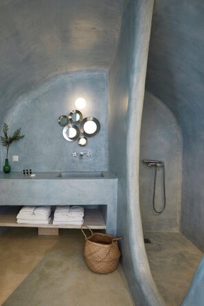 Shower, hair dryer, towels - The Bakaliko Luxury Apartment (Pirgos Kallistis)