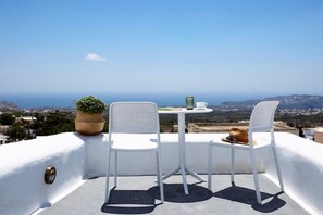 Outdoor dining - The Bakaliko Luxury Apartment (Pirgos Kallistis)