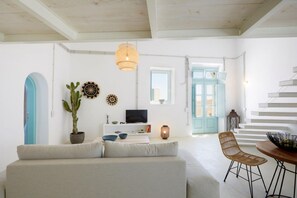 TV, stereo, printers - The Bakaliko Luxury Apartment (Pirgos Kallistis)