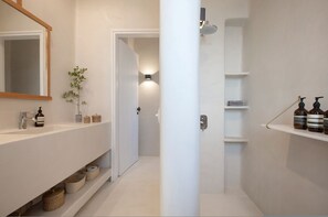 Shower, hair dryer, towels - House Y in Kardiani, Tinos (Kardiani)