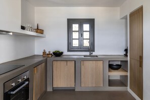 Kühlschrank, Ofen, Geschirrspüler, Wasserkocher mit Kaffee-/Teezubehör